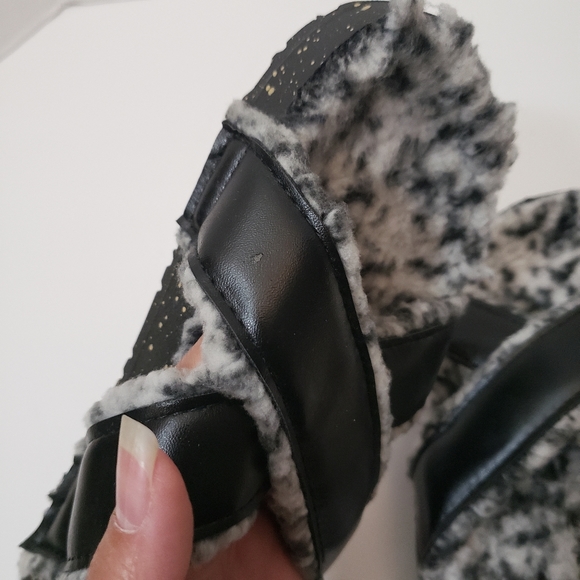5/$15 Size 7 Black White Plush Lined Slip On Sandals - Picture 7 of 7